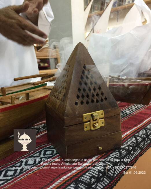 Porta incenso in resina e brucia-incenso fatto a mano con il legno pregiato usato per costruire i Dow di Sur in Oman.