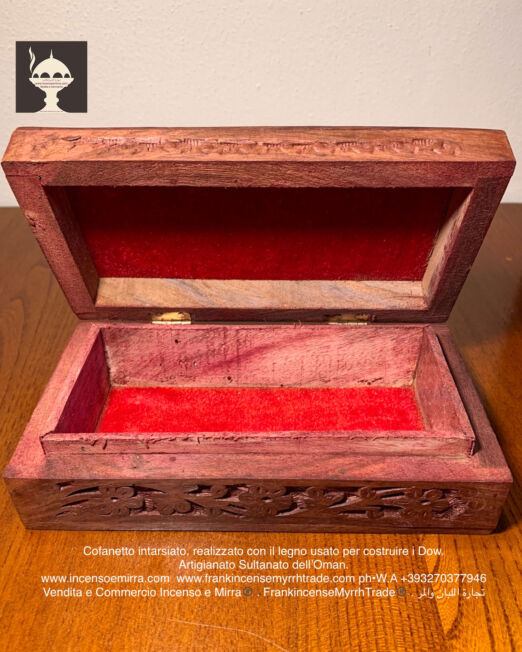 Bauletto in legno con coperchio intarsiato a mano, rivestito in vellutino rosso e con chiusure in ottone, artigianato del Sultanato dell’Oman.