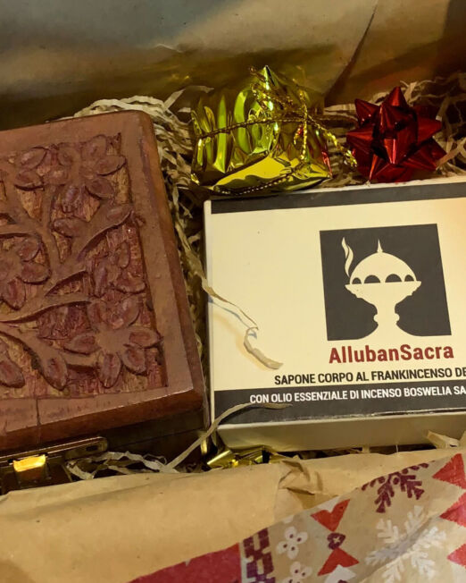 Idea Regalo Natale con Incenso Boswellia Sacra del Dhofar e Cofanetto in legno intarsiato artigianato dell'Oman.